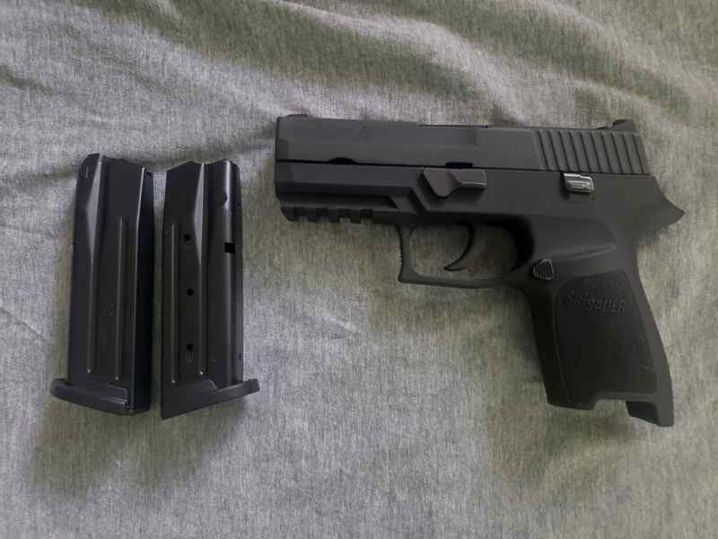 Sig Sauer P250 C  9mm 2 mags - Like New - 