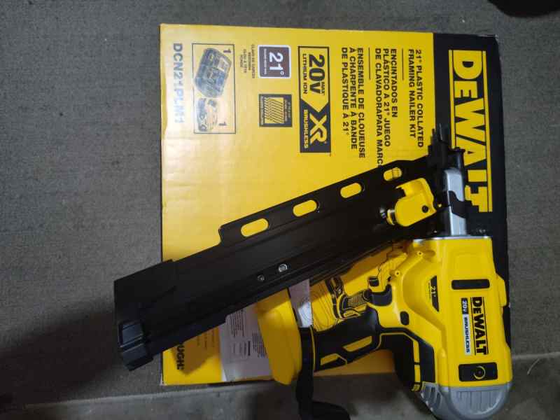 BRAND NEW! DeWalt cordless 21° nail gun kit $350.