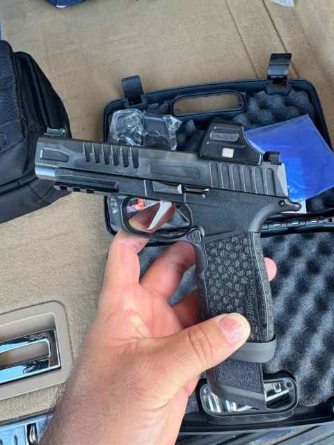 Sig Sauer P365 Fuse with holosun scs carry 