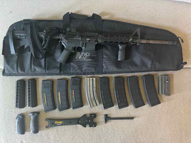 M&amp;P Sport II Bundle AR-15 (Rifle+Case+Mags+Parts)