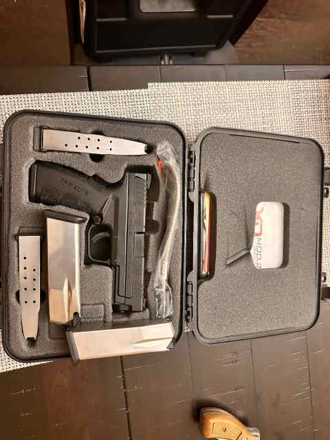 Springfield Armory XD mod 2 45acp w/5 msgs