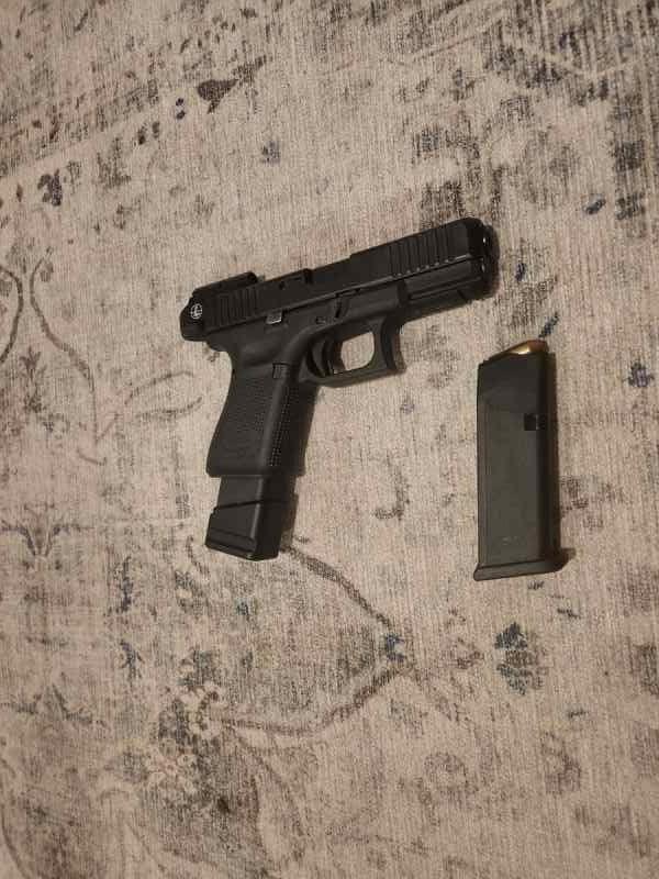 Glock 23 Gen 5 .40 with Leupold Deltapoint Micro S