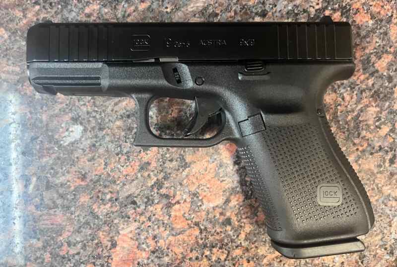 Glock 19 Gen5  9mm. 3mags/case