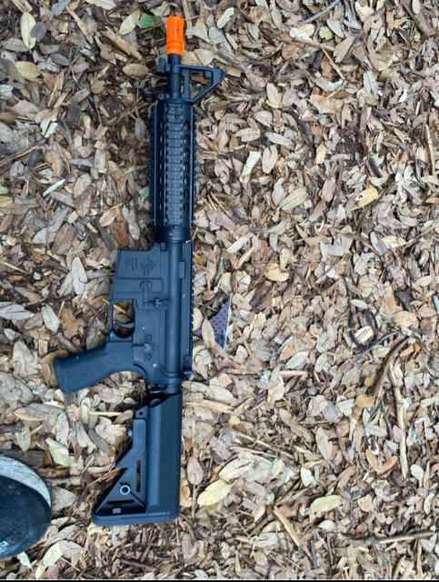 AIRSOFT specna M4 with 4 mags