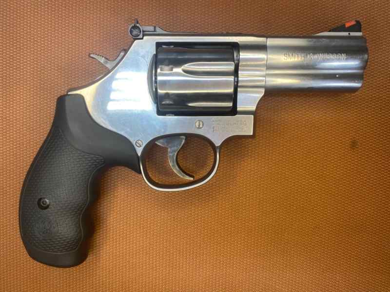 NEW IN THE BOX - Smith &amp; Wesson 686 - 7 Shot - 3&quot;