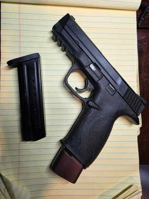 S&amp;W M&amp;P9 w night-sights and Taran  Tac. +6 ext mag