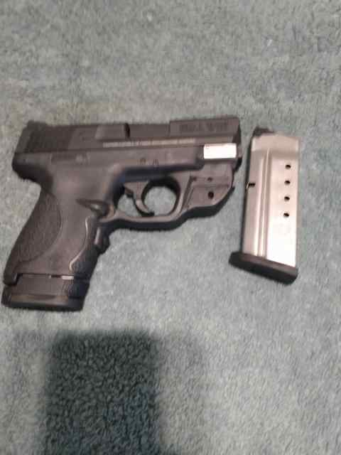 Smith &amp; Wesson M&amp;P 40 with crimson trace 