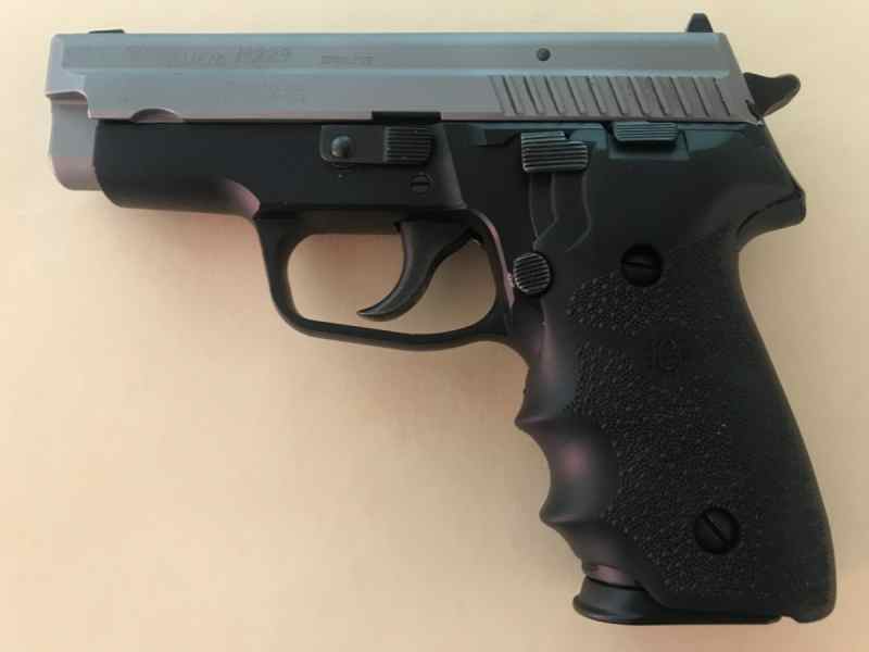 Sig Sauer P229 - Two-tone . 40 S&amp;W