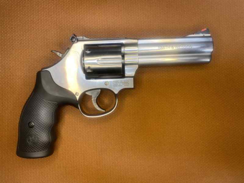 NEW IN THE BOX - Smith &amp; Wesson 686 - 4&quot; Barrel SS