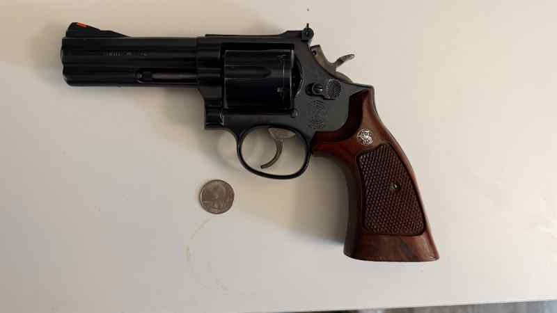 S&amp;W 4&quot; bbl model 586-2 .357 Mag