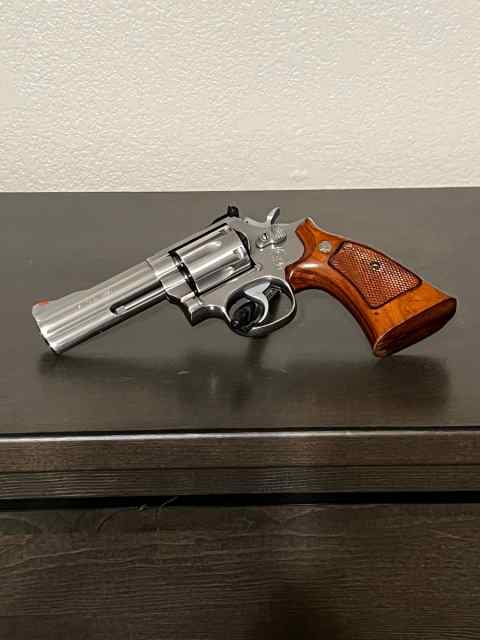 S&amp;W Model 686-3 with 4 inch barrel .357 MAG