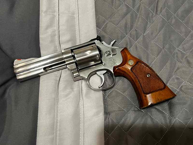 S&amp;W Model 686-3 4 Inch .357 Magnum Revolver