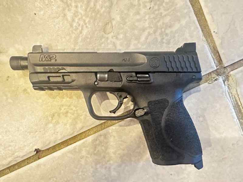 Like new Smith &amp; Wesson M&amp;P M2.0 Compact Semi-Auto