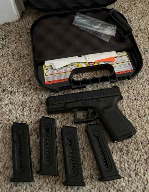 Glock 44 .22lr &amp; 4 mags